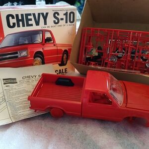 1991 BIG 1/20 Scale LINDBERG Model CHEVY S-10 Kit #72502 - Open-Box